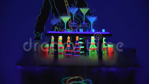作物鸡尾酒杯上满是饮料和干冰精彩的表演五颜六色的灯光引导慢动作4K视频的预览图