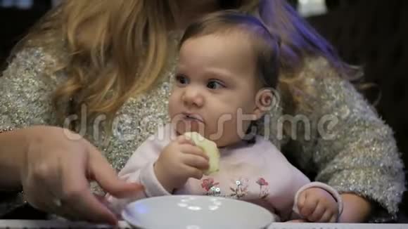 小女孩在餐馆吃苹果视频的预览图