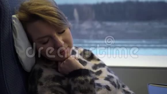 睡在火车上的年轻女人视频的预览图