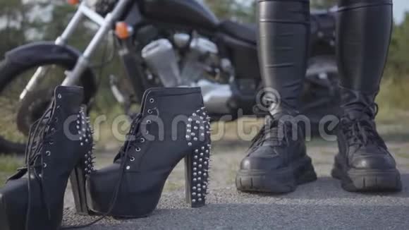 这位年轻女子穿着带有高跟鞋特写的带钉鞋换摩托车鞋男女平等观念视频的预览图