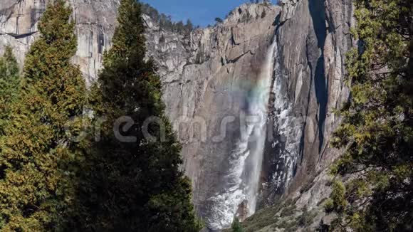 约塞米蒂瀑布上的彩虹视频的预览图