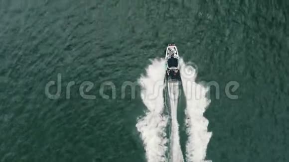 海上快艇的鸟瞰图视频的预览图