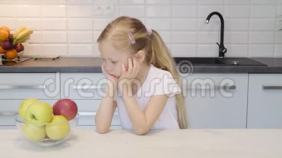 小女孩在厨房吃苹果视频的预览图