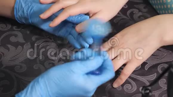 医生用刷子清洁女人手上的指甲视频的预览图