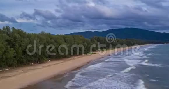 在普吉岛的海上和Layan海滩上空的空中高速飞行视频的预览图