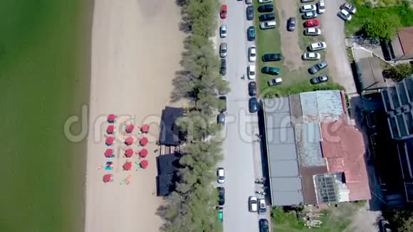 上图为希腊佩雷亚塞萨洛尼基海滨小镇的鸟瞰图无人驾驶飞机上下移动视频的预览图