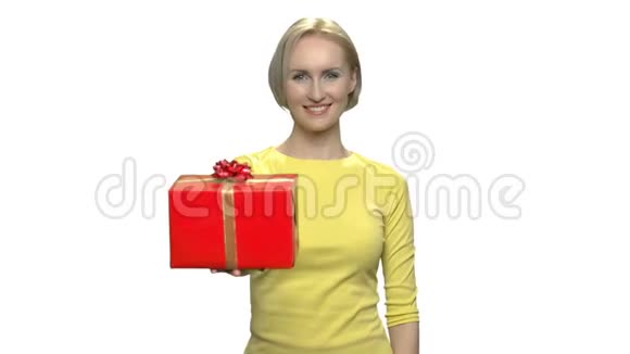 女人展示礼品盒和拇指向上视频的预览图