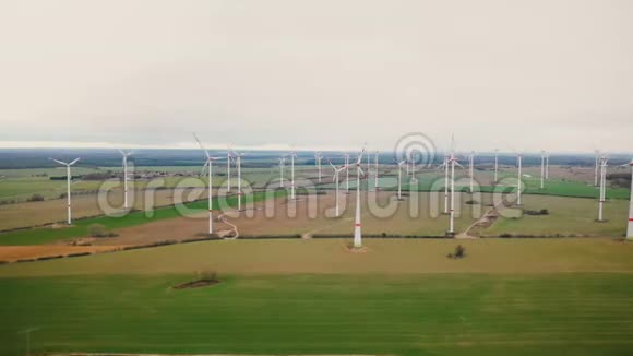 生态友好电力工业风景优美的空中背景拍摄的大型风车涡轮农场在秋天的田野工作视频的预览图