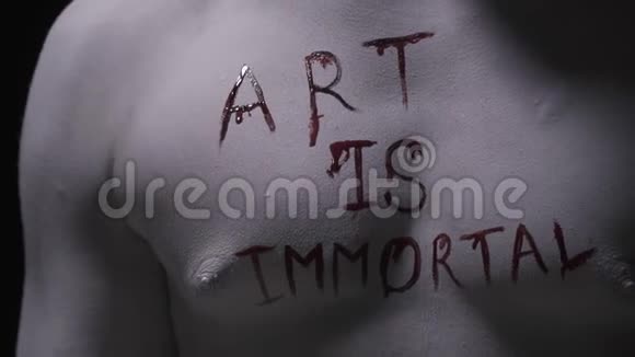 活生生的雕像弯曲他的胸膛艺术是不朽的身体艺术视频的预览图