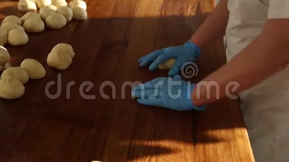 面包师烤馅饼视频的预览图