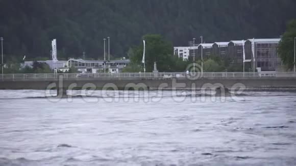 因纳河上一座桥的洪水破坏背景是奥地利的库夫斯坦市视频的预览图