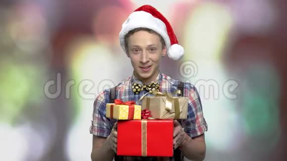 戴圣诞帽的快乐男人送礼物视频的预览图