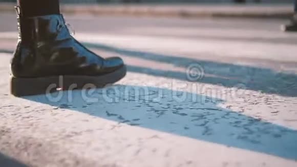 女子过马路人行横道黑色专利靴视频的预览图