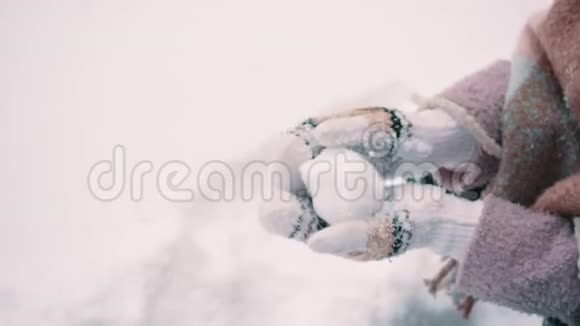 女人手套做雪球特写视频的预览图