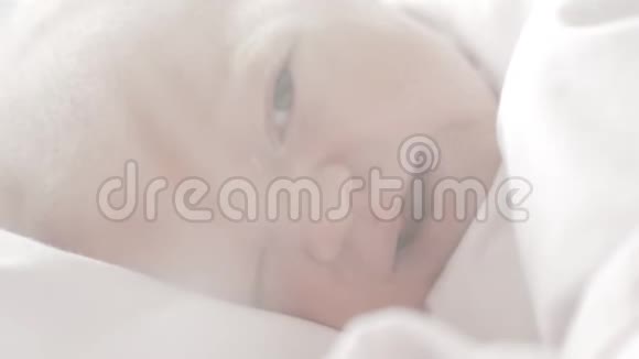 新生婴儿打哈欠睡着了视频的预览图