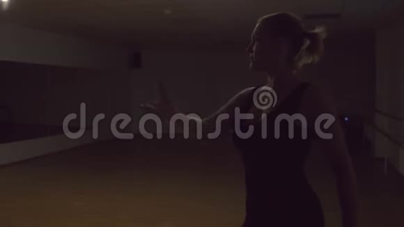 美丽的女孩在一面大镜子前跳舞视频的预览图