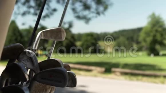 皮革高尔夫球袋移动射击在后面有一个掩体和高尔夫球场夏季视频的预览图