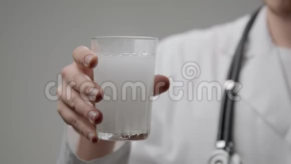 医生手中的一杯水和阿司匹林片视频的预览图