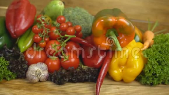 木桌上的各种蔬菜视频的预览图