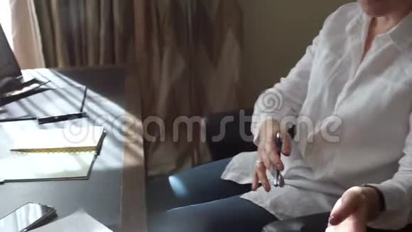 坐在桌子旁的女人手势视频的预览图