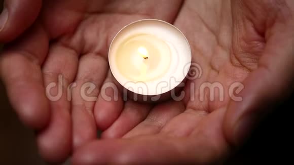 手里拿着蜡烛女性手中蜡烛照明背景仁慈的背景悲伤的概念纪念背景视频的预览图