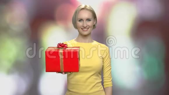 背景模糊的带有节日礼盒的女人视频的预览图