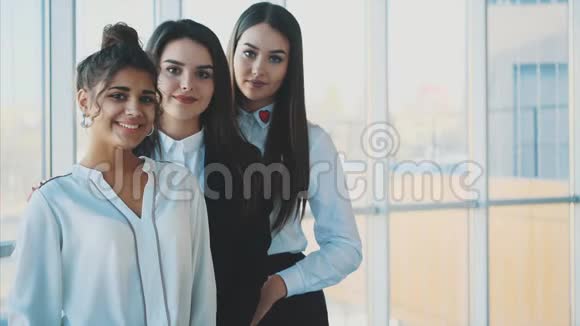 三个商业女孩表现出不同的姿态展示了有效的整合和成功的商业视频的预览图