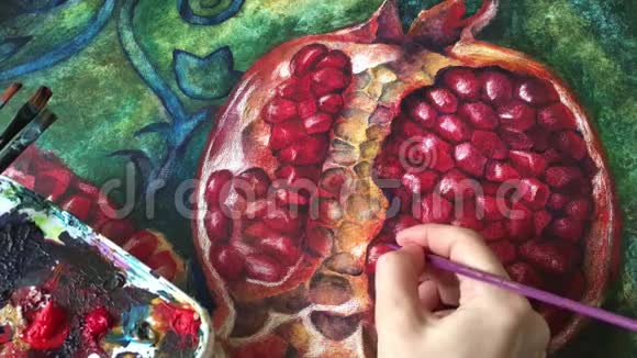 石榴画艺术家用画笔丙烯酸颜料画一幅画视频的预览图
