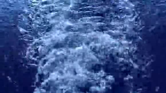 水慢慢地溅在河面上在快速移动的摩托艇后面的水面上的小径水波波视频的预览图