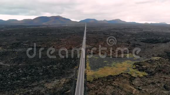 兰萨罗特火山沙漠中繁忙的道路视频的预览图