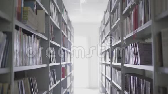 图书馆内部有书的书架视频的预览图