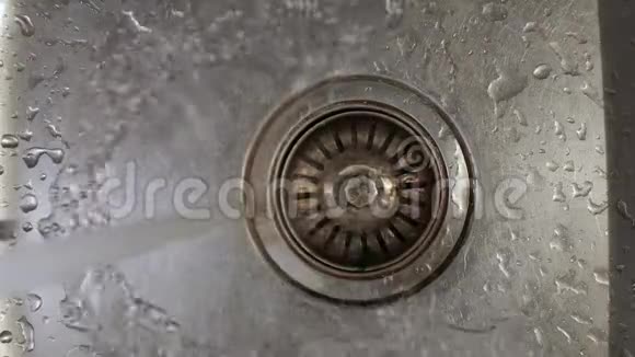 厨房水槽有流动的水打开水龙头视频的预览图