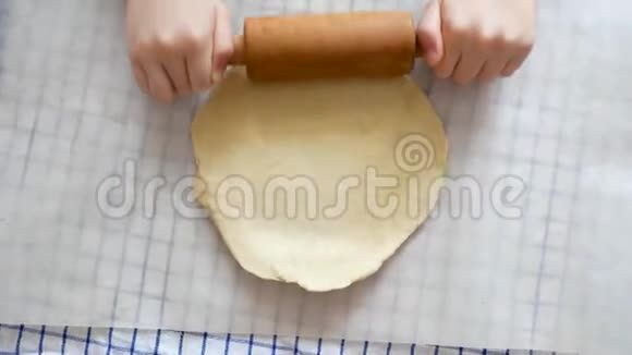 在糕点厨房里用女孩的手紧紧地捏着披萨或馅饼面团塑造面团是制作各种食物的前兆视频的预览图