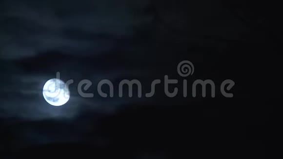 云在夜晚经过满月夜晚满月与云实时表面可见的细节视频的预览图