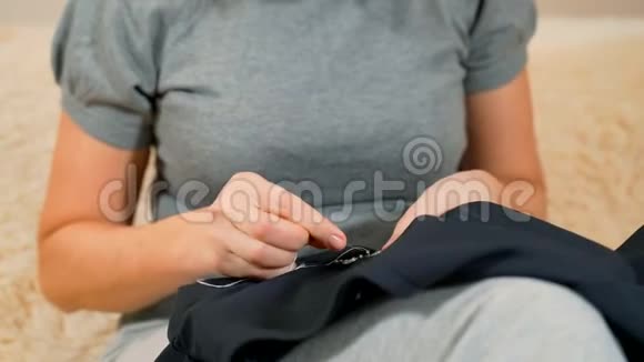 女人在裙子上缝亮片女孩手中的针线时尚观念自由工作在家创建视频的预览图