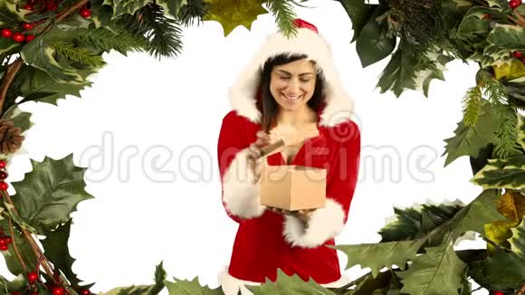 圣诞老人与冬青一起打开礼物视频的预览图