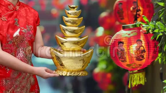 在唐人街拿着中国新年金锭的女人视频的预览图
