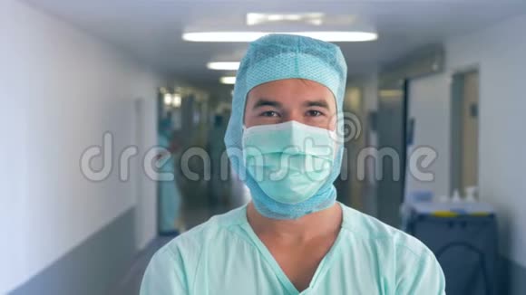 把一个带着无菌面具微笑的男医生的脸闭上视频的预览图
