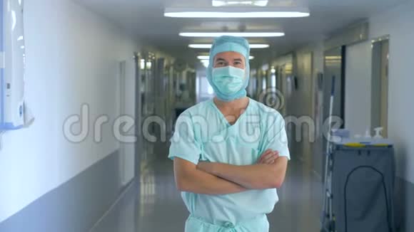 男医生站在医院大厅里交叉双臂视频的预览图
