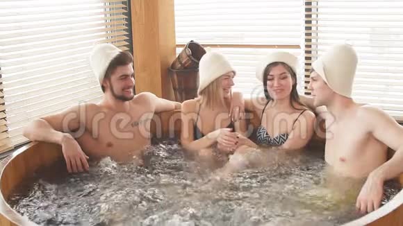 一群在酒店水疗中心享受按摩浴缸的白种人朋友视频的预览图
