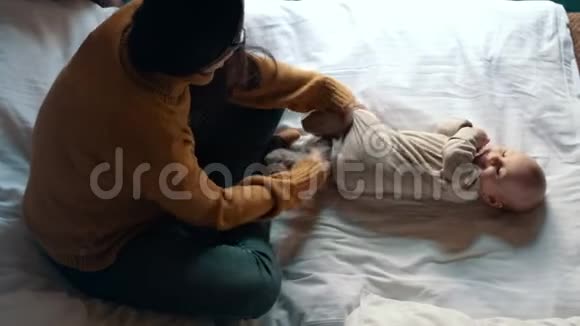 年轻女子在家给男婴按摩快乐的女人玩小孩视频的预览图