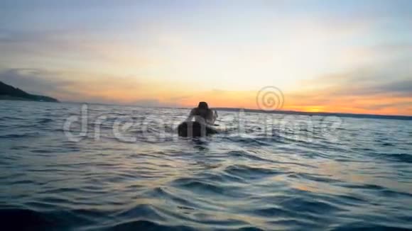 自由概念夕阳西下年轻有魅力的女人躺在开阔的水面上视频的预览图