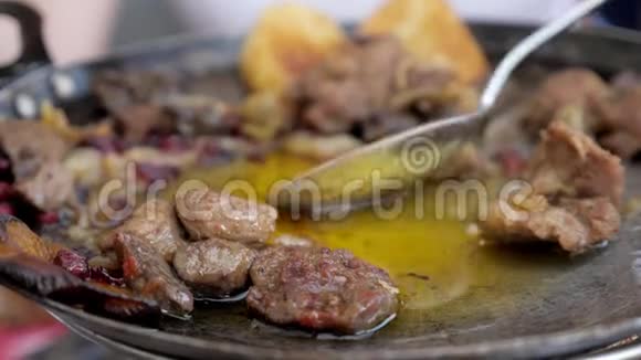 用勺子在煎锅上倒入一片肉特写视频的预览图