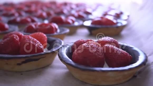 草莓蛋糕与新鲜浆果在糕点厂背景食品工业糖果厂视频的预览图