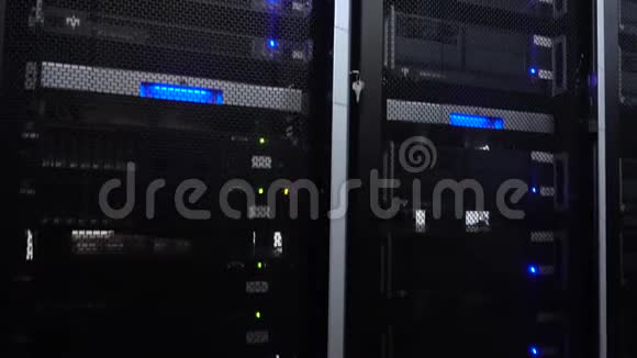服务器架在现代数据中心关闭运动相机技术概念视频的预览图