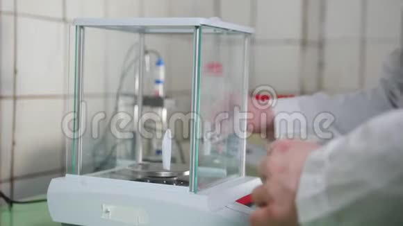 一名妇女在医学实验室倒化学物质视频的预览图
