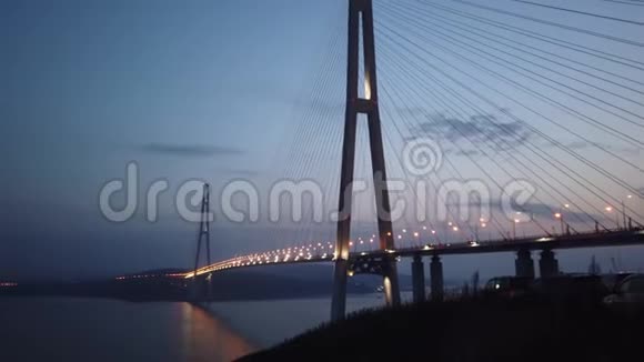 游轮在明亮的照明下经过俄罗斯桥视频的预览图