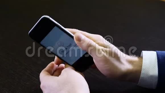 现代智能手机屏幕上的付款通知无联系付款男性手握手机的特写镜头视频的预览图