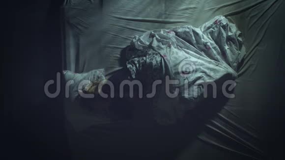 在睡觉的女人安静的睡眠视频的预览图