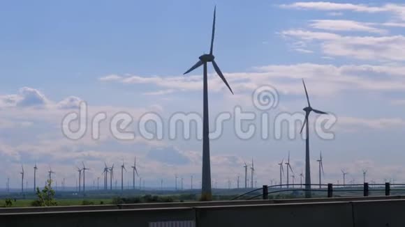 风力涡轮机在蓝天的映衬下农场奥地利视频的预览图